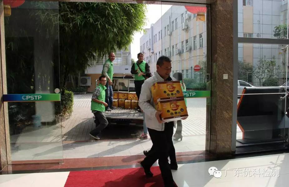 集團吳亮明董事長和義工一起搬運愛心紅薯