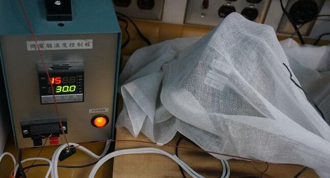 進行堵轉測試中的馬達。以紗布覆蓋并不是為了防泄密，而是標淮的測試流程，其目的是模擬實際居家環境中，馬達周邊可能會有易燃的材質