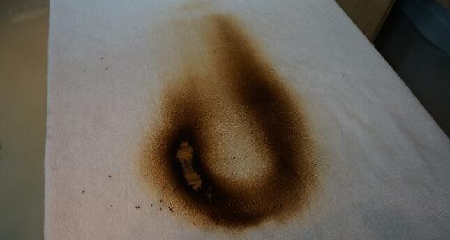 又是一款測試未過的產品，不過基于保密原則，只能展示被燒毀的紗布。