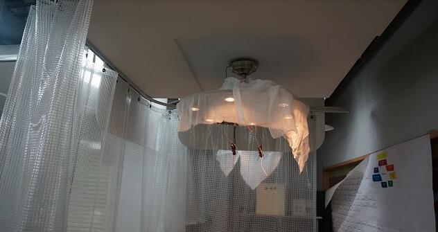 正在進行堵轉測試的天花板吊扇燈具，同樣會覆蓋紗布，其實這紗布也有學問，因為連紗布的材質、網目數都有嚴格規定。