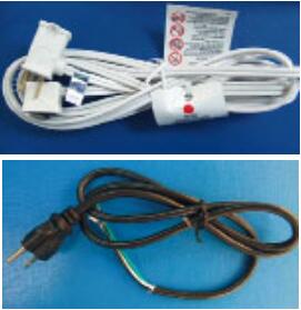 標(biāo)準(zhǔn)	適用范圍	特點(diǎn)	產(chǎn)品舉例	圖例 UL498-2007插頭和插座	預(yù)期連接到分支電路上的額定電流不超過200A，額定電壓不超過600V的插頭、插座、軟線連接器、輸入插頭、連接軟線的電流分接器、電熨斗和器具插頭	適用產(chǎn)品種類繁多，試驗(yàn)項(xiàng)目齊全，其標(biāo)準(zhǔn)結(jié)構(gòu)既是按檢驗(yàn)項(xiàng)目分，同時(shí)又按產(chǎn)品類別分，曾現(xiàn)多層次的標(biāo)準(zhǔn)結(jié)構(gòu)，試驗(yàn)項(xiàng)目和產(chǎn)品類別交錯(cuò)和重復(fù)出現(xiàn)，有些試驗(yàn)項(xiàng)目因產(chǎn)品類別的差異而有所不同	插頭、插座、軟線連接器、輸入插頭、連接軟線的電流分接器、電熨斗和器具插頭，該類產(chǎn)品通常都帶有接線端子或端頭	UL498-2007插頭和插座 UL498A-2008電流分接器和轉(zhuǎn)換器	額定電流不超過200A，額定電壓不超過600V的無連接軟線的電流分接器、轉(zhuǎn)換器和旅行轉(zhuǎn)換器	該標(biāo)準(zhǔn)專為兩類產(chǎn)品而設(shè)置，一是電流分接器，一是轉(zhuǎn)換器，而轉(zhuǎn)換器有兩類，美國國內(nèi)不同結(jié)構(gòu)和規(guī)格間的轉(zhuǎn)換器，以及美國和外國間不同結(jié)構(gòu)和規(guī)格的轉(zhuǎn)換器（即旅行轉(zhuǎn)換器），所涉及的產(chǎn)品無連接軟線，因此該標(biāo)準(zhǔn)不涉及關(guān)于軟線的試驗(yàn)，通常該類產(chǎn)品都是設(shè)計(jì)為一體式的，連接軟線的電流分接器適用于UL498	電流分接器、美國國內(nèi)不同結(jié)構(gòu)和規(guī)格間的轉(zhuǎn)換器、美國和外國間不同結(jié)構(gòu)和規(guī)格的轉(zhuǎn)換器	標(biāo)準(zhǔn)	適用范圍	特點(diǎn)	產(chǎn)品舉例	圖例 UL498-2007插頭和插座	預(yù)期連接到分支電路上的額定電流不超過200A，額定電壓不超過600V的插頭、插座、軟線連接器、輸入插頭、連接軟線的電流分接器、電熨斗和器具插頭	適用產(chǎn)品種類繁多，試驗(yàn)項(xiàng)目齊全，其標(biāo)準(zhǔn)結(jié)構(gòu)既是按檢驗(yàn)項(xiàng)目分，同時(shí)又按產(chǎn)品類別分，曾現(xiàn)多層次的標(biāo)準(zhǔn)結(jié)構(gòu)，試驗(yàn)項(xiàng)目和產(chǎn)品類別交錯(cuò)和重復(fù)出現(xiàn)，有些試驗(yàn)項(xiàng)目因產(chǎn)品類別的差異而有所不同	插頭、插座、軟線連接器、輸入插頭、連接軟線的電流分接器、電熨斗和器具插頭，該類產(chǎn)品通常都帶有接線端子或端頭	UL498-2007插頭和插座 UL498A-2008電流分接器和轉(zhuǎn)換器 UL1363-2010可移式電源分接器	預(yù)期戶內(nèi)使用的，連接于帶接地的一般用途分支電路的，額定電流不超過AC20A，額定電壓不超過AC250V，軟線連接，臨時(shí)性延長使用的可移式電源分接器	該標(biāo)準(zhǔn)專用于塑料或金屬外殼的用于臨時(shí)性分接和延長使用的排插，相關(guān)的產(chǎn)品類別比較單一，針對性強(qiáng)，帶有輔助功能時(shí)需要符合相關(guān)標(biāo)準(zhǔn)的要求，如帶有雷擊浪涌保護(hù)器的需要同時(shí)符合UL1449的要求，帶有接地漏電保護(hù)的，需要同時(shí)符合UL943的要求	帶有軟線和插頭的移動式插座，一般帶有3位以上的插座口，越來越多的帶有附加功能，如雷擊浪涌保護(hù)和漏電保護(hù)等	UL1363-2010可移式電源分接器 UL817-2007軟線組件和電源軟線