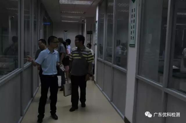 UK工程部總監(jiān)袁華剖析了優(yōu)科檢測認(rèn)證服務(wù)優(yōu)勢、現(xiàn)場解答客戶疑惑、帶領(lǐng)大家觀摩實驗室