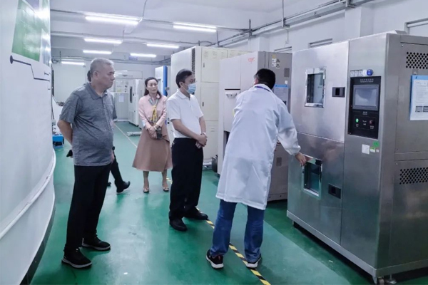 常平鎮鎮長李中文領導一行蒞臨優科參觀指導